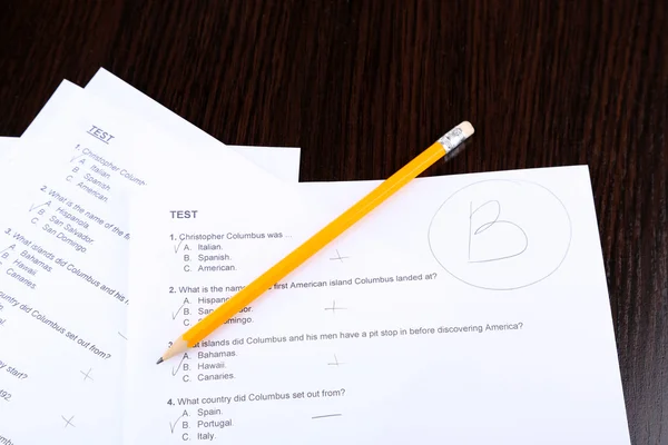 Grade written on an exam paper, close-up — Stock Photo, Image