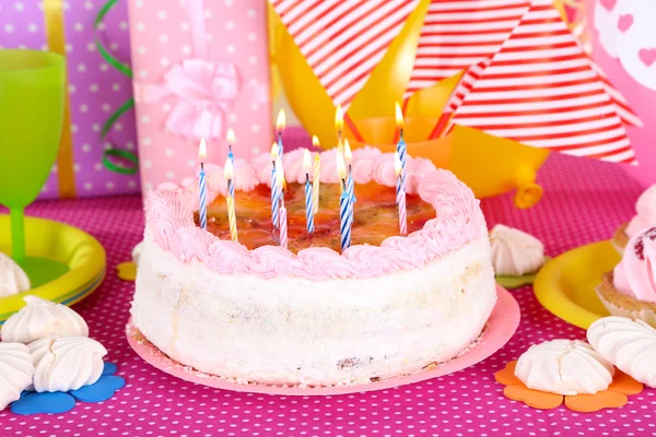 La torta de fiesta a la mesa para el cumpleaños a las decoraciones de fiesta —  Fotos de Stock