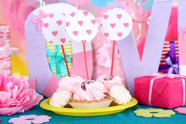 Festive table setting for birthday on celebratory decorations — Stock Photo, Image