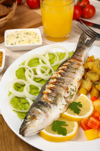 God grillad fisk på tallriken på bordet närbild — Stockfoto