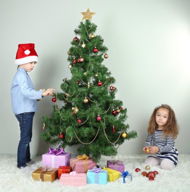 Çocuk odasında baubles ile Noel ağacı süsleme