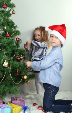 Çocuk odasında baubles ile Noel ağacı süsleme