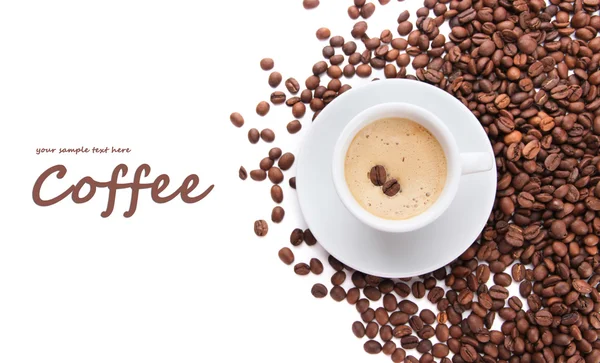 Tazza di caffè con chicchi di caffè, isolato su bianco — Foto Stock