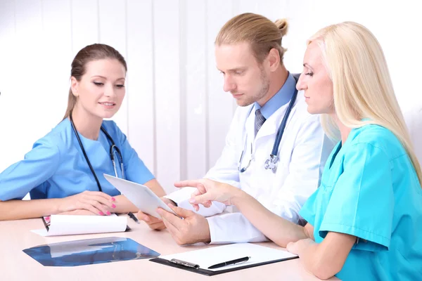 Ärzteteam bei Besprechung im Amt — Stockfoto