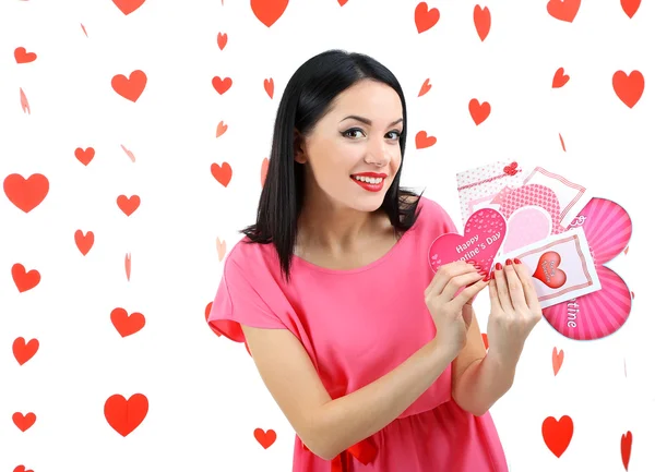 Jovem atraente com cartões no Dia dos Namorados — Fotografia de Stock