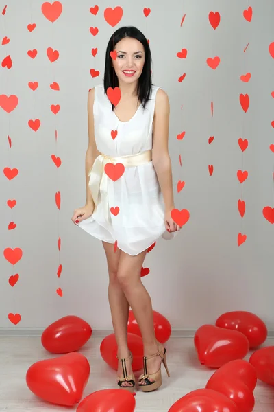 Jovem atraente com balões no quarto no Dia dos Namorados — Fotografia de Stock