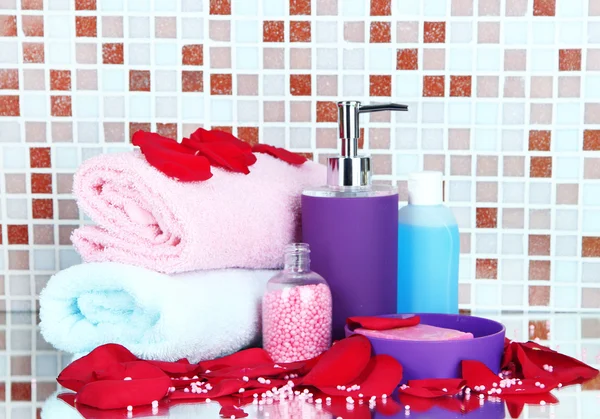 Cosmetici e accessori da bagno su sfondo piastrelle a mosaico — Foto Stock