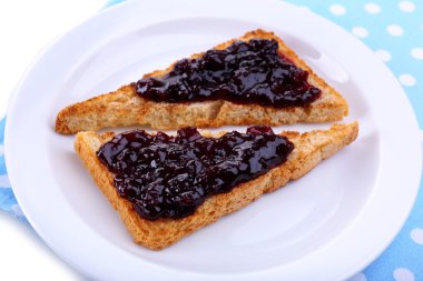 enfes tost reçelli plaka yakın çekim üzerinde