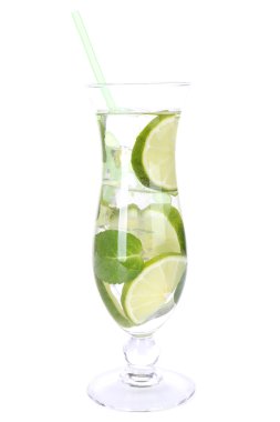 limon ve nane üzerinde beyaz izole kokteyl bardak