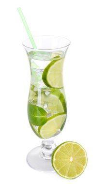 limon ve nane üzerinde beyaz izole kokteyl bardak