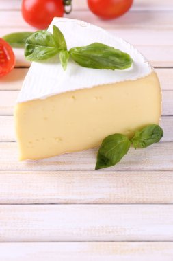 ahşap masa üstünde domates ve fesleğen ile lezzetli camembert peyniri