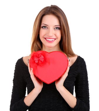 hediye kutusu üzerinde beyaz izole kalp şeklinde çekici kadın