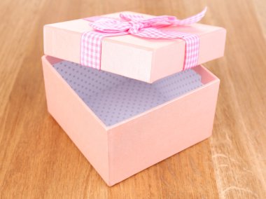 ahşap arka plan üzerine açık hediye kutusu