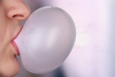 kabarcık ile sakız parlak zemin üzerine yapan biri