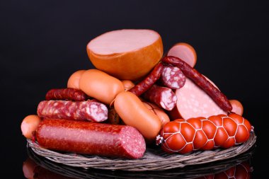 çok fazla siyah arka plan üzerinde farklı sosis