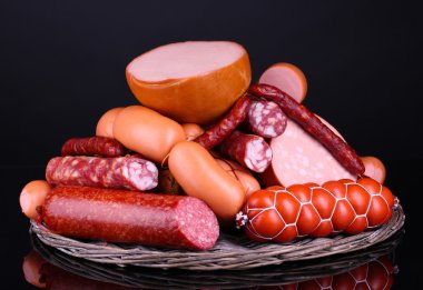 çok fazla siyah arka plan üzerinde farklı sosis