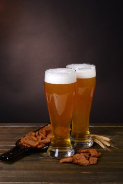 bardak bira ile masaya koyu arka plan üzerinde snack