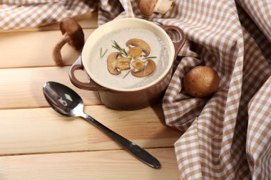 tencerede, peçete, ahşap zemin üzerinde mantar çorbası
