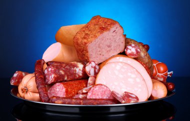 çok koyu renkli arka plan üzerinde his üzerinde farklı sosis