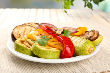 plaka üzerinde tablo yakın çekim lezzetli ızgara sebze