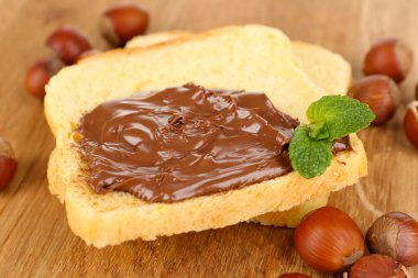 Çikolatalı fındık ahşap zemin üzerine yayılmış sweet ile ekmek