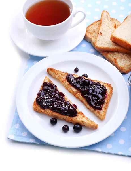 Delicioso brindis con mermelada en el plato de primer plano — Foto de Stock