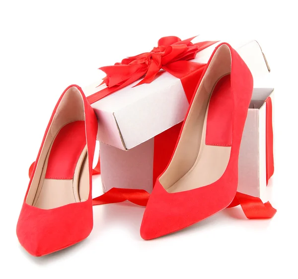 Hermosos zapatos femeninos rojos y caja de regalo, aislados en blanco — Foto de Stock