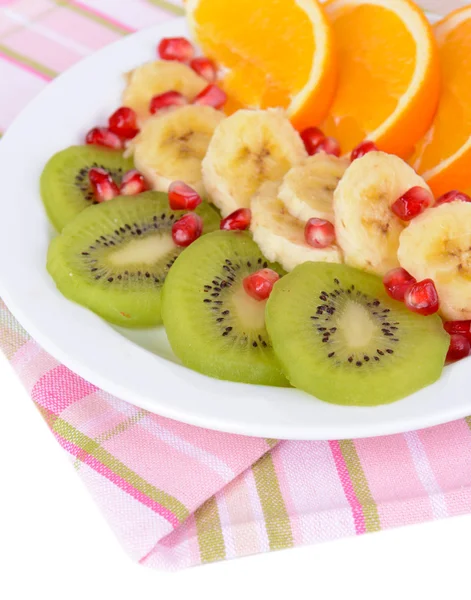 Frutas frescas dulces en el plato en primer plano de la mesa — Foto de Stock