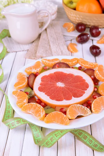 Frutas frescas dulces en el plato en primer plano de la mesa —  Fotos de Stock