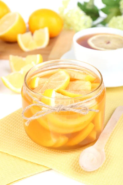 Engarrafamento de limão saboroso com xícara de chá na mesa close-up — Fotografia de Stock