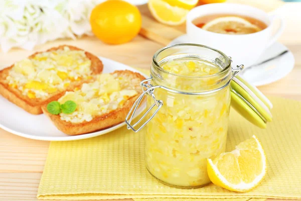 Läckra skålar med citron sylt på tallriken på bordet närbild — Stockfoto