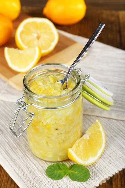 Välsmakande citron sylt på tabell närbild — Stockfoto