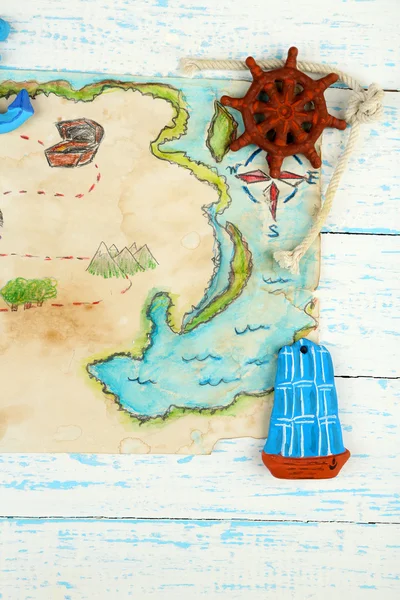 Ahşap zemin üzerinde deniz aksesuarları ile hazine haritası — Stok fotoğraf