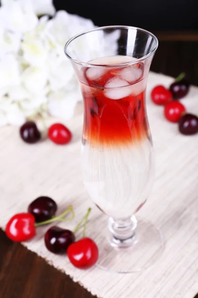Bicchiere di cocktail sul tavolo primo piano — Foto Stock
