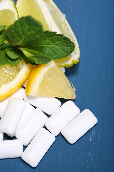 Gommes à mâcher avec goût de fruits, sur fond de bois couleur — Photo