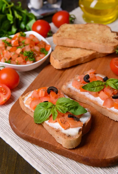 Kesme tahtasında domatesli lezzetli bruschetta.