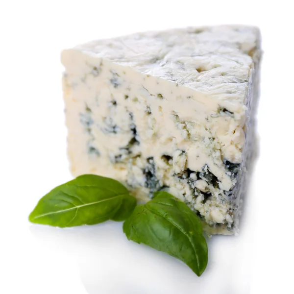 美味与罗勒，孤立的白色衬底上的蓝纹奶酪 — 图库照片