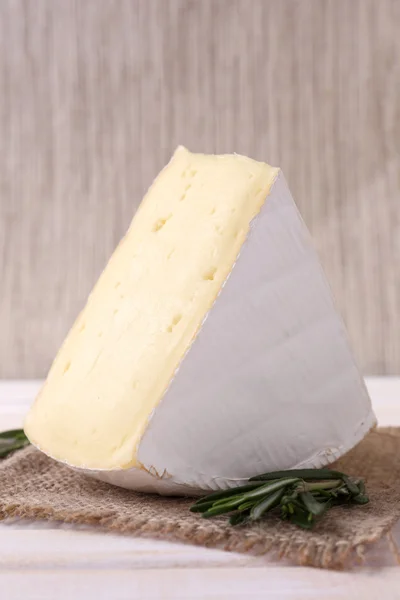 Νόστιμο τυρί καμαμπέρ με δεντρολίβανο, στο ξύλινο τραπέζι — Φωτογραφία Αρχείου
