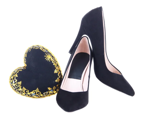 Красиві чорні жіночі туфлі та декоративне серце, ізольовані на білому — стокове фото