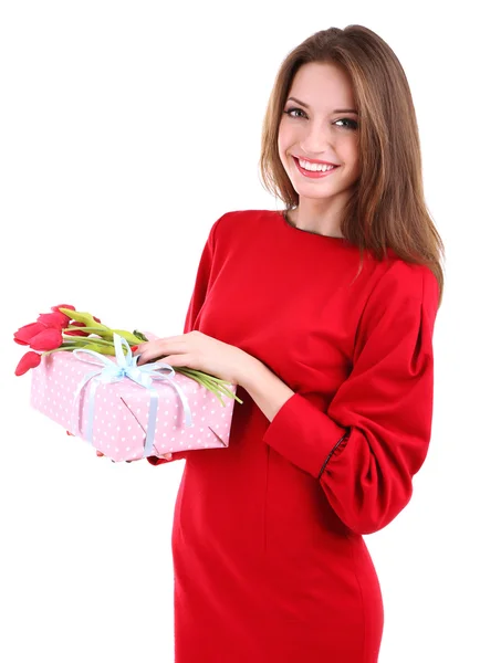 Приваблива жінка з подарунковою коробкою, ізольована на білому — стокове фото