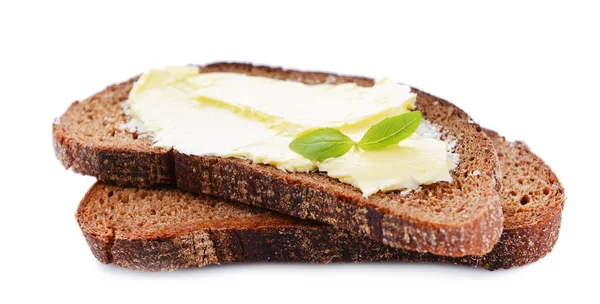 Tranches de pain de seigle avec du beurre, isolé sur blanc — Stockfoto