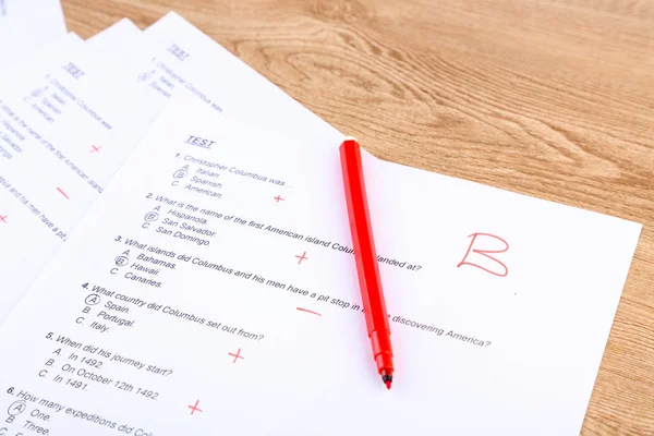 Grade written on an exam paper, close-up — Stock Photo, Image