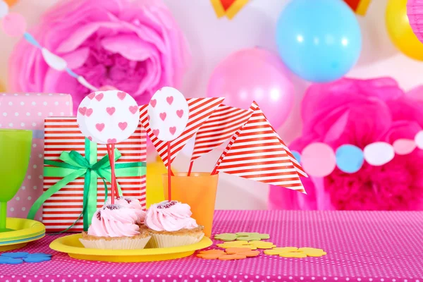 Festive table setting for birthday on celebratory decorations — Stock Photo, Image