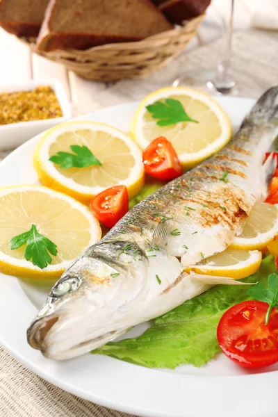 Delicious grilled fish on plate on table close-up — Stock Photo, Image