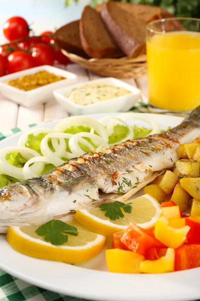 God grillad fisk på tallriken på bordet närbild — Stockfoto