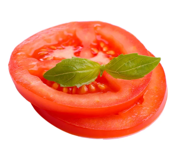 Rodajas de tomate fresco con albahaca, aisladas sobre blanco —  Fotos de Stock