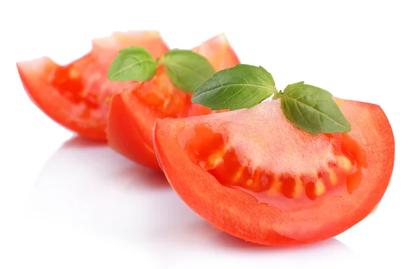 Scheiben frischer Tomaten mit Basilikum, isoliert auf weiß — Stockfoto