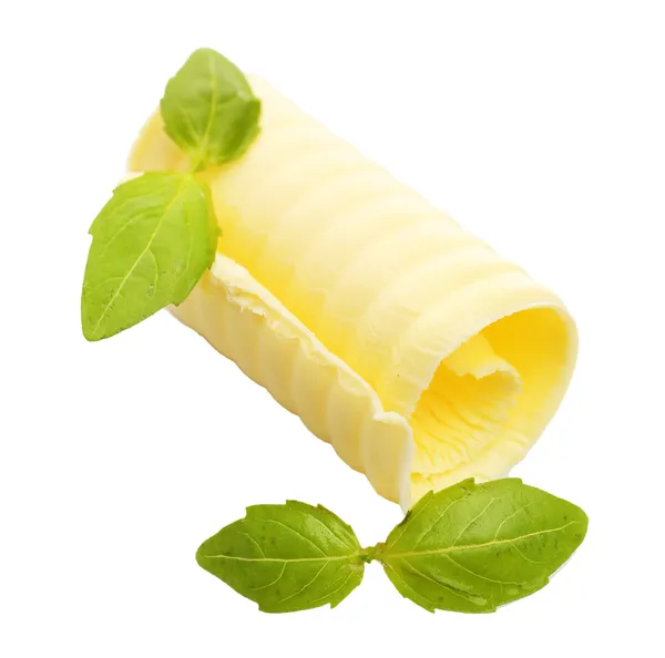 Boucle de beurre frais au basilic, isolé sur blanc — Photo