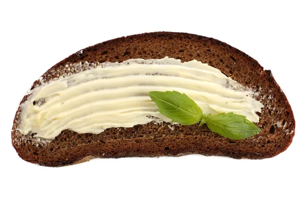 Plátek žitného chleba s máslem, izolované na bílém — Stock fotografie