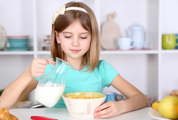 Mooi meisje ontbijt eten in keuken thuis — Stockfoto